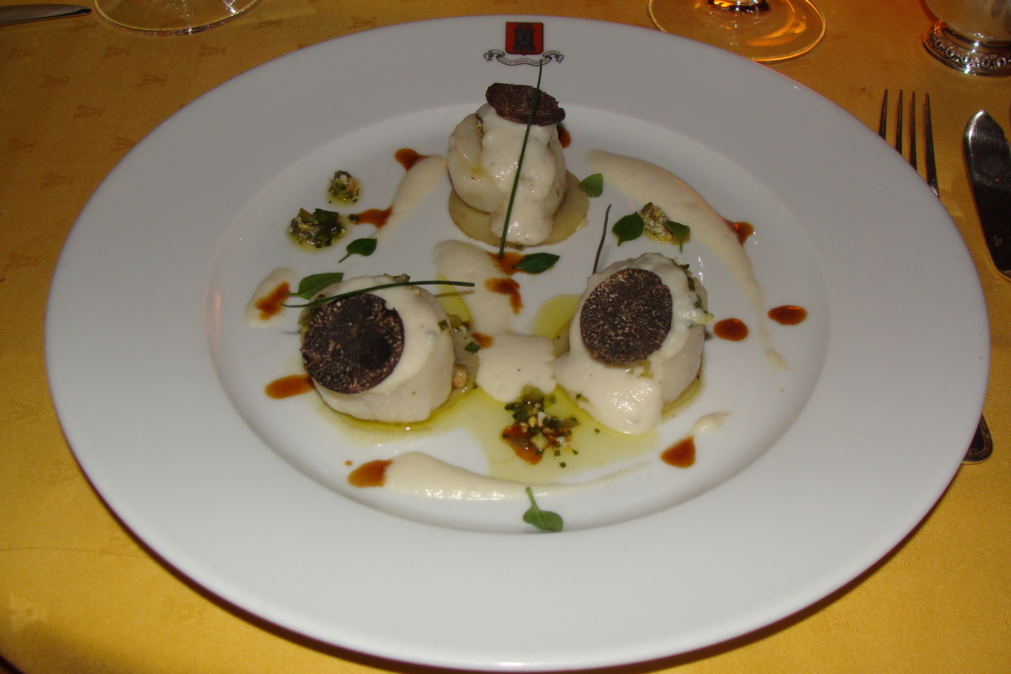Delicious scallops with truffles