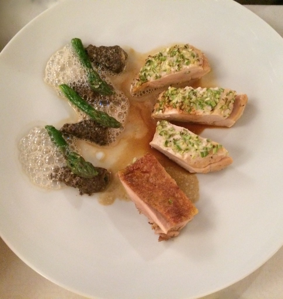 Stuffed chicken in its jus with morilles and asparagus