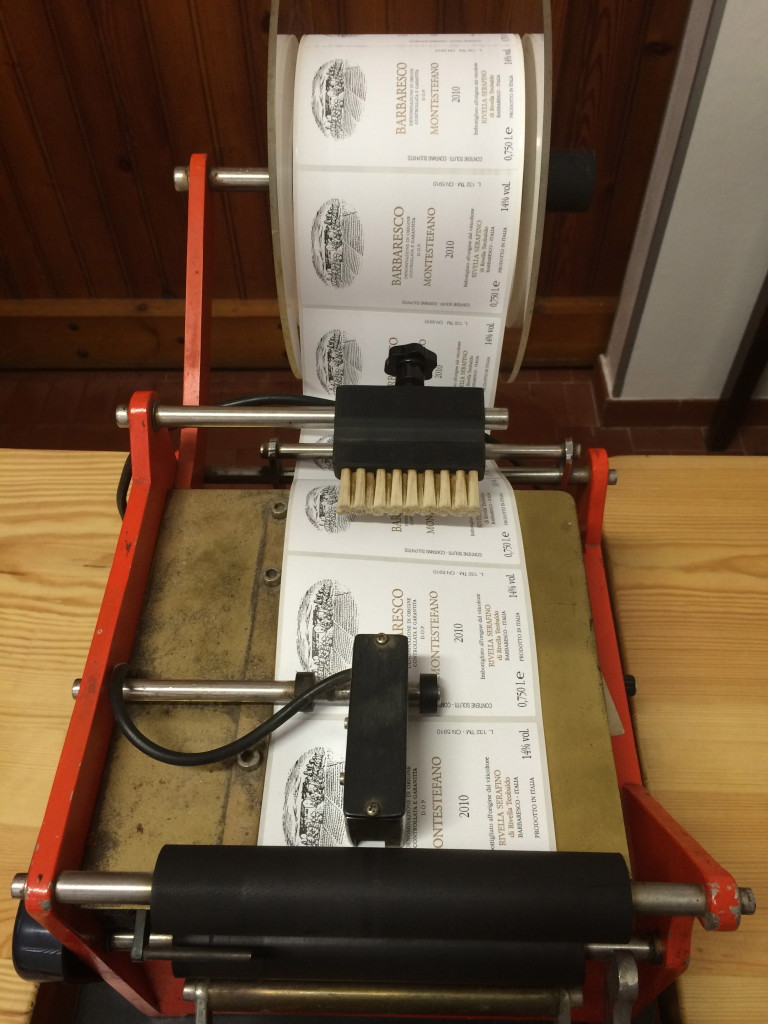 Printing Barbaresco labbels on handheld labeling machine